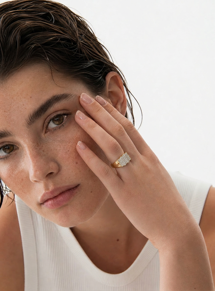 Bague Nicki en or avec pierre scintillante, conçue par OPALINE PARIS, portée sur un modele.