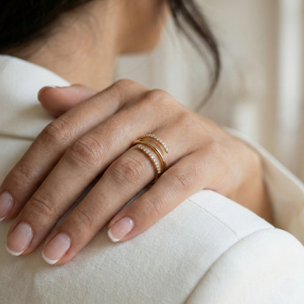 Bague Aure OPALINE PARIS en or avec pierre précieuse, montrée en gros plan sur fond blanc.