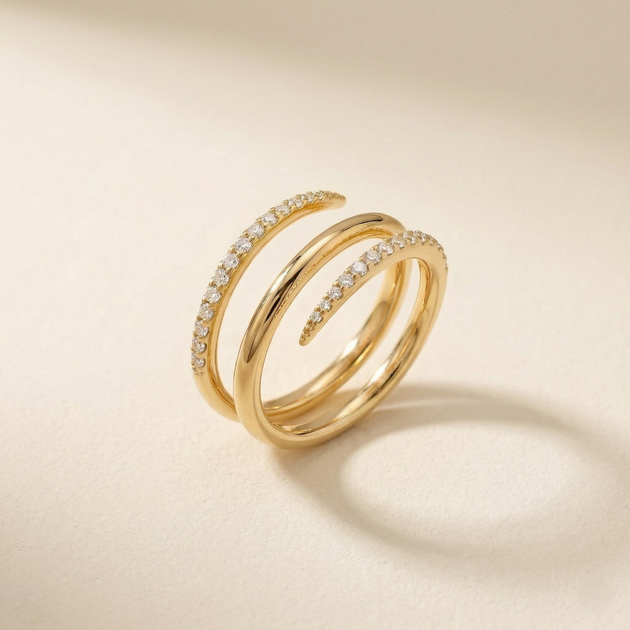 Bague Aure OPALINE PARIS en or avec pierre délicate, vue de face montrant le design élégant et raffinée.