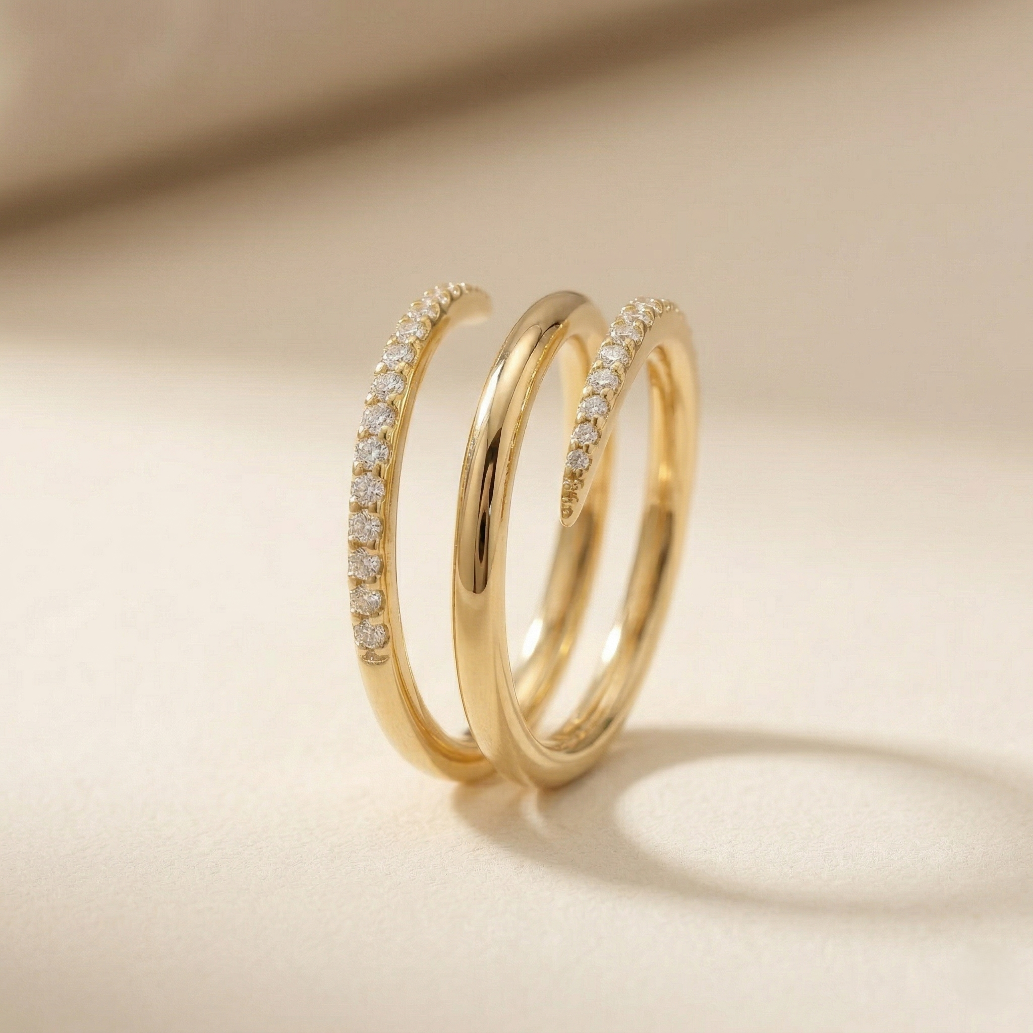 Bague Aure en or et diamants par OPALINE PARIS, bijou élégant avec détails raffinés, portée sur un doigt.