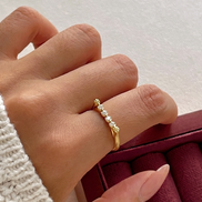 Bague Elios OPALINE PARIS en or avec pierre précieuse, vue de face, taille ajustable 52-56, bijou élégant et sophistiqué.