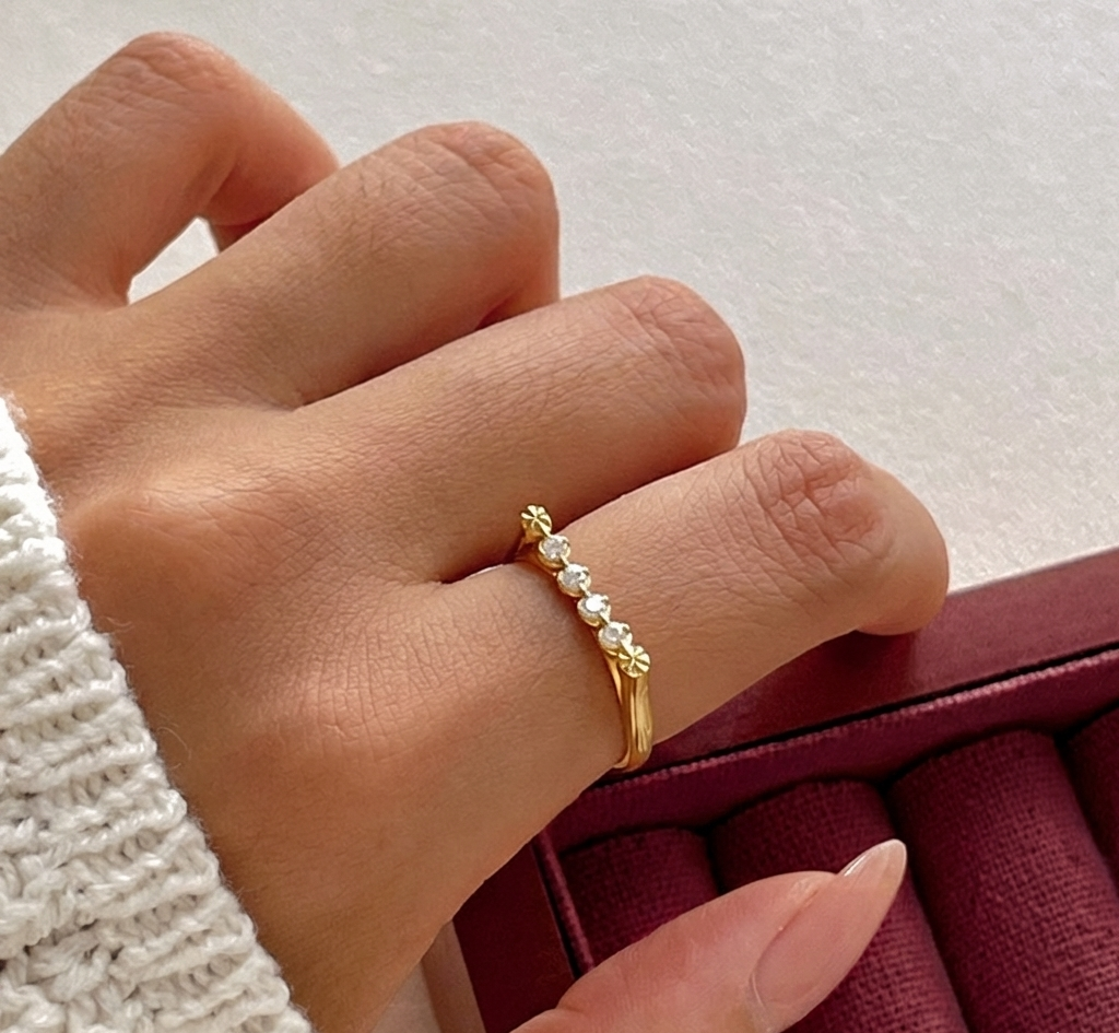 Bague Elios OPALINE PARIS en or avec pierre précieuse, vue de face, taille ajustable 52-56, bijou élégant et sophistiqué.