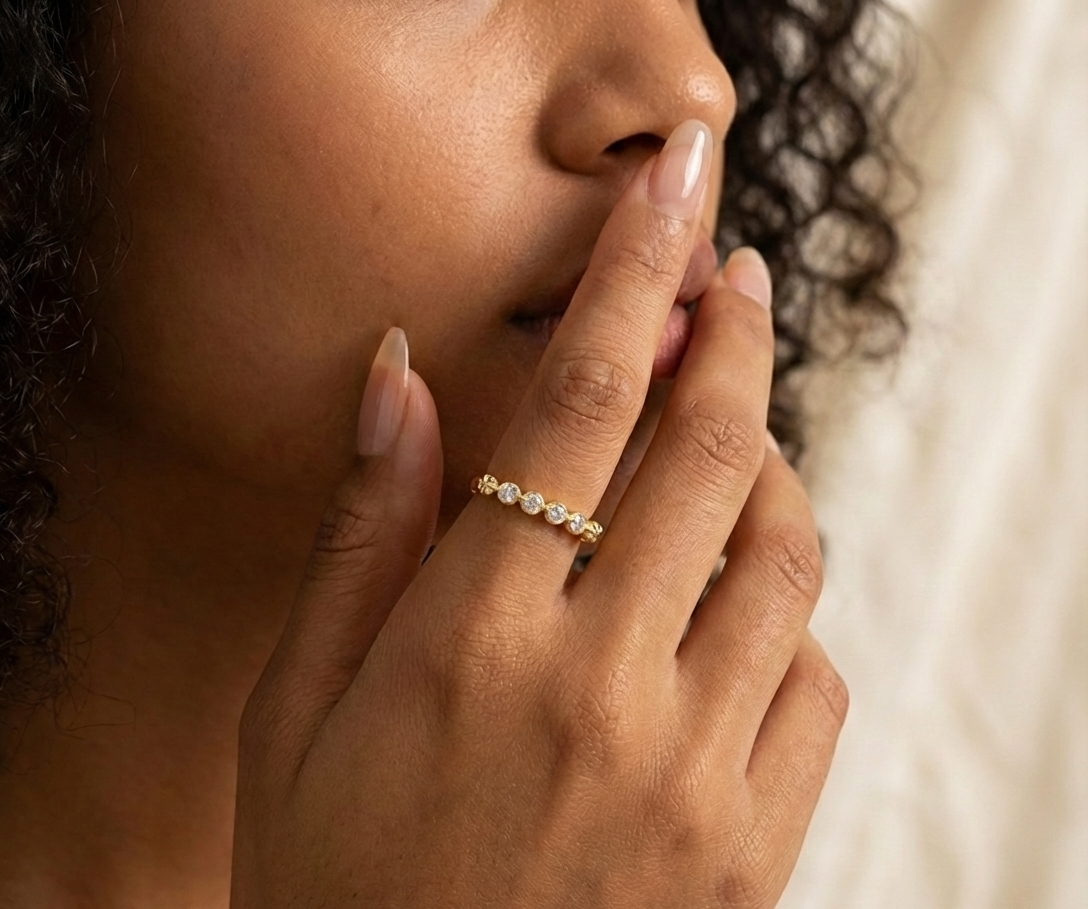 Bague Elios OPALINE PARIS en or avec pierre précieuse, vue de face montrant le design élégant et fin de la bague.