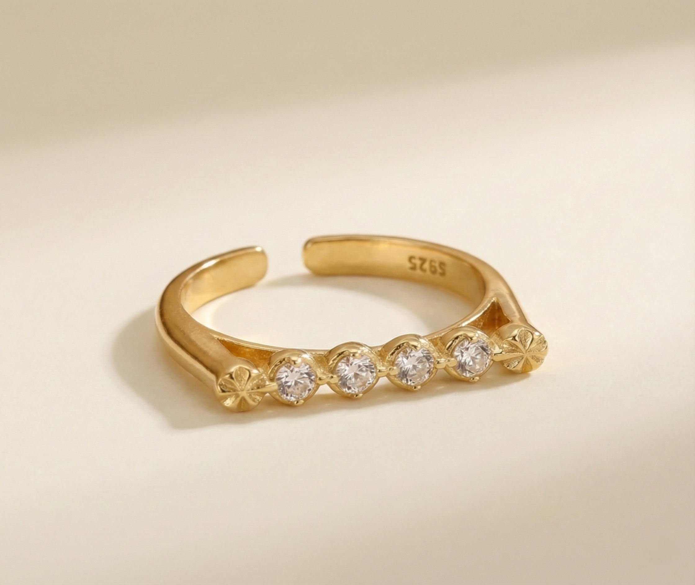 Bague Elios en or avec pierre précieuse, bracelet élégant de la marque OPALINE PARIS, vue de face.