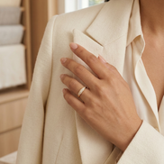 Bague Iris OPALINE PARIS en or avec une pierre iris colorée, élégante et fine pour femme.