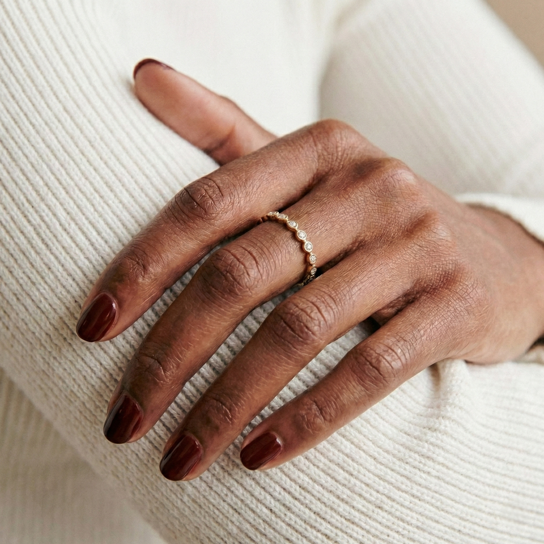 Bague Nea en or orné de pierres fines, design élégant, fabriquée par OPALINE PARIS.