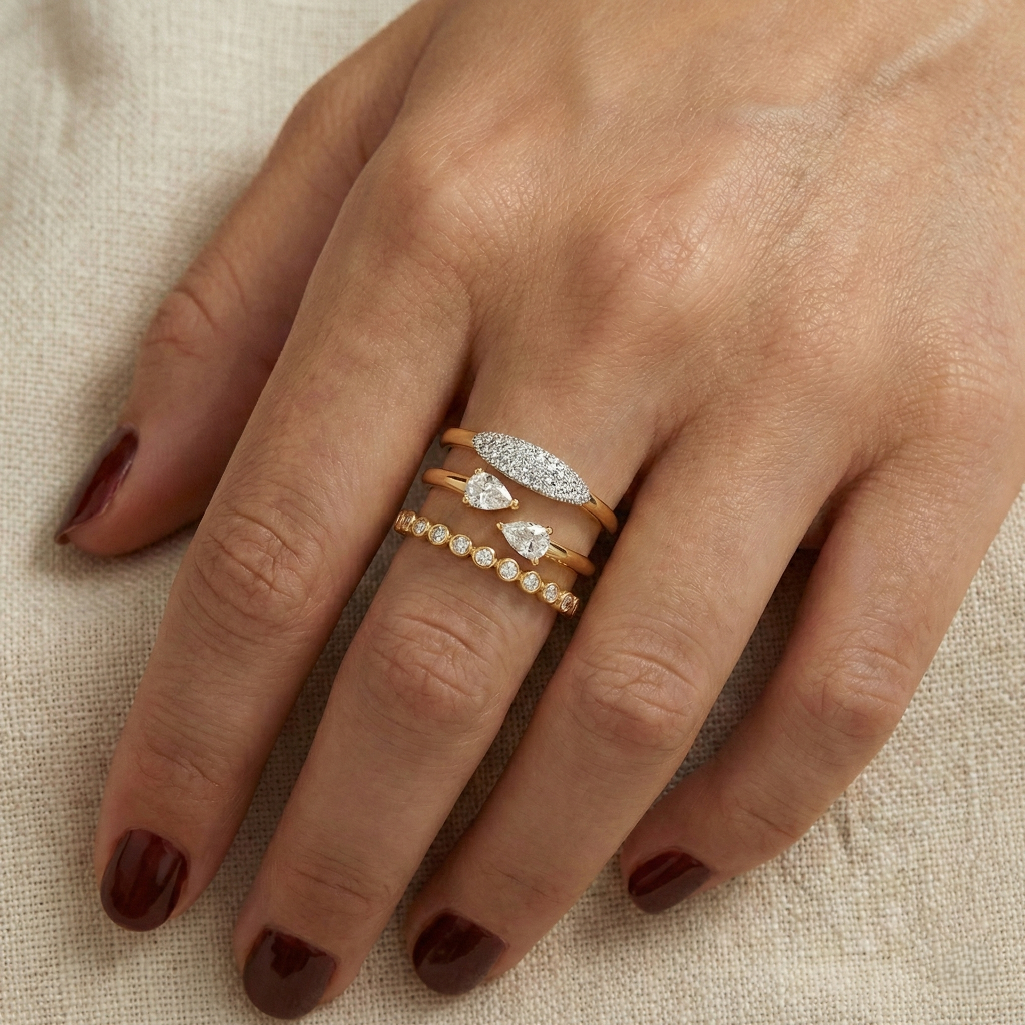 Bague Nea en or avec pierre précieuse, ornée de détails élégants, fabriquée par OPALINE PARIS.