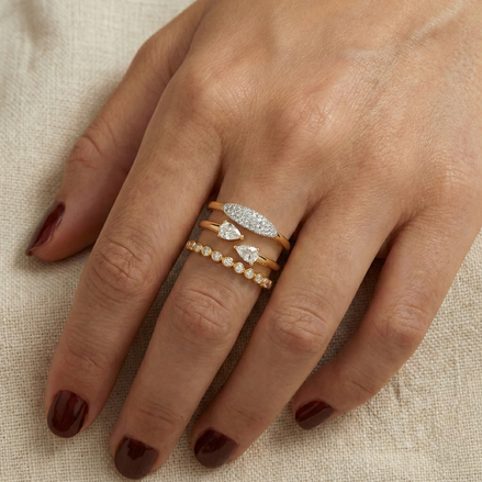 Bague Nea en or avec pierre précieuse, ornée de détails élégants, fabriquée par OPALINE PARIS.