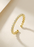 Bague Nea OPALINE PARIS en acier inoxydable avec détails élégants, vue en gros plan sur le doigt.