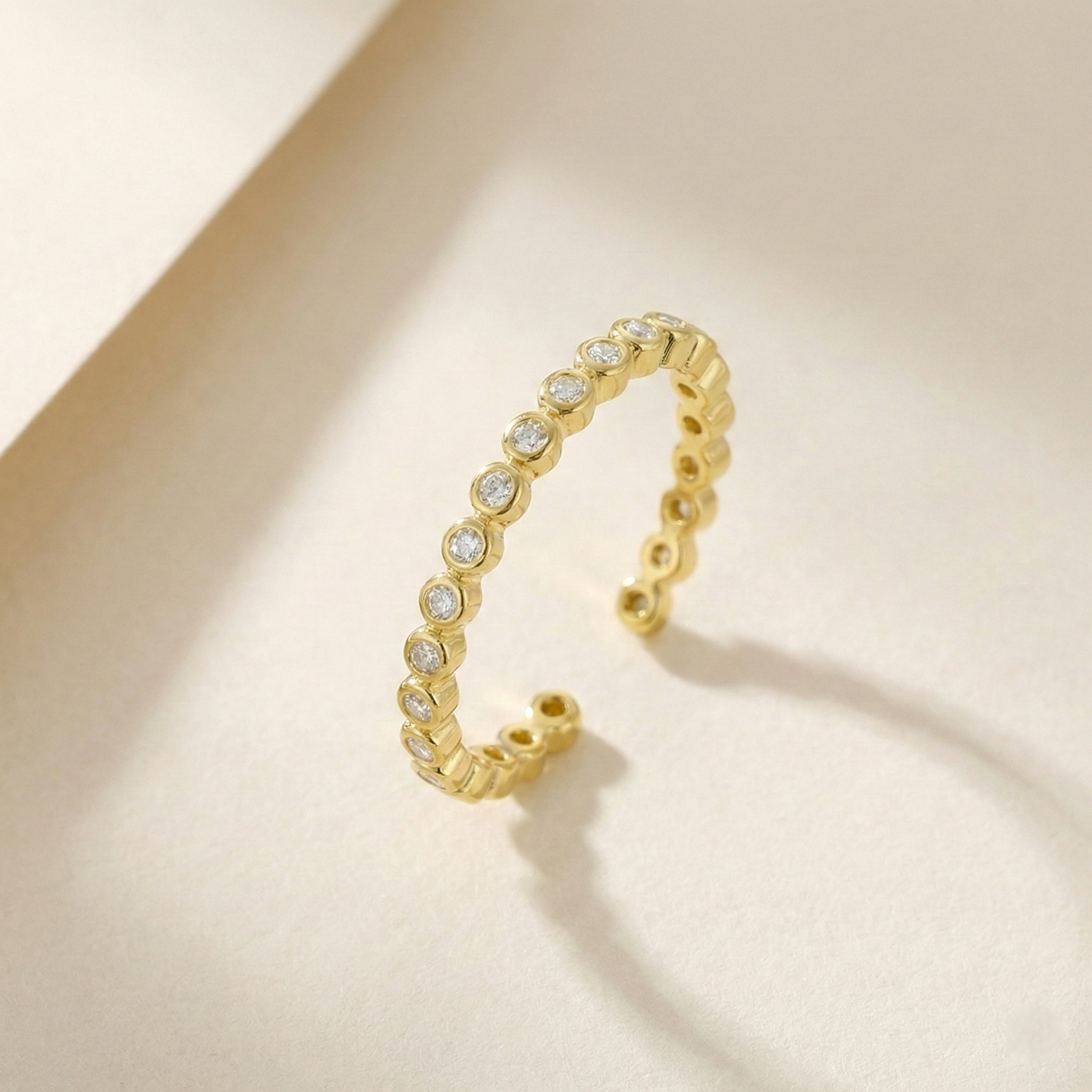 Bague Nea OPALINE PARIS en acier inoxydable avec détails élégants, vue en gros plan sur le doigt.