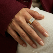 Bague Nicki en or avec pierre précieuse de la marque OPALINE PARIS, vue en gros plan sur fond blanc.