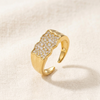 Bague Nicki en or avec pierre scintillante, conçue par OPALINE PARIS, vue en gros plan sur fond blanc.