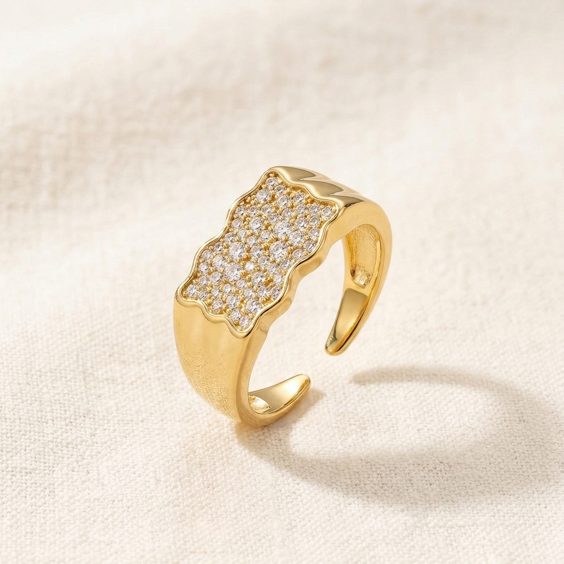 Bague Nicki en or avec pierre scintillante, conçue par OPALINE PARIS, vue en gros plan sur fond blanc.