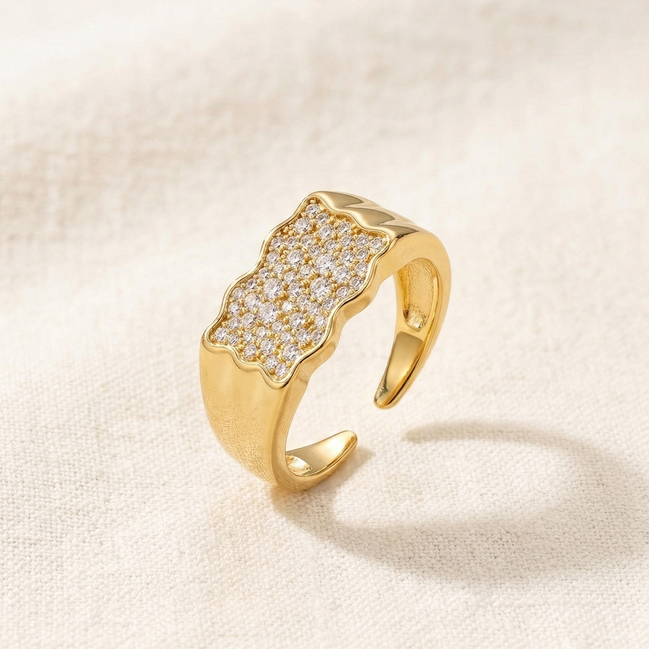Bague Nicki en or avec pierre scintillante, conçue par OPALINE PARIS, vue en gros plan sur fond blanc.