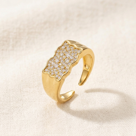 Bague Nicki en or avec pierre scintillante, conçue par OPALINE PARIS, vue en gros plan sur fond blanc.