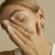 Bague Pia en or avec pierre précieuse, bracelet élégant de la marque OPALINE PARIS, vue en gros plan.