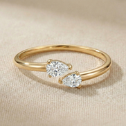 Bague Pia en or avec pierre précieuse, marque OPALINE PARIS, élégante bague de style sophistiqué, visible en gros plan.