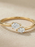 Bague Pia en or avec pierre précieuse, marque OPALINE PARIS, élégante bague de style sophistiqué, visible en gros plan.