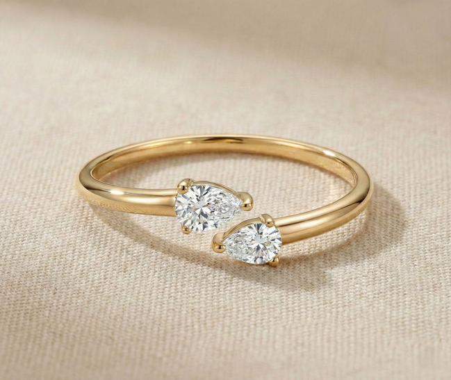 Bague Pia en or avec pierre précieuse, marque OPALINE PARIS, élégante bague de style sophistiqué, visible en gros plan.