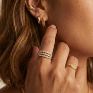 Bague Luna en or avec pierre précieuse sur une main féminine, bijou élégant signé OPALINE PARIS.