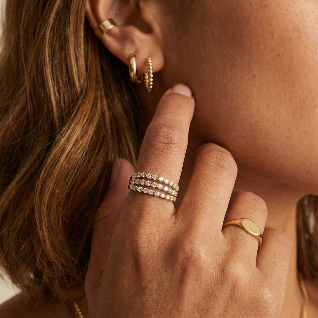 Bague Luna en or avec pierre précieuse sur une main féminine, bijou élégant signé OPALINE PARIS.