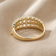 Bague Luna en or avec pierre précieuse, bracelet en argent avec motif lunaire, bijou élégant de la marque Opaline Paris.