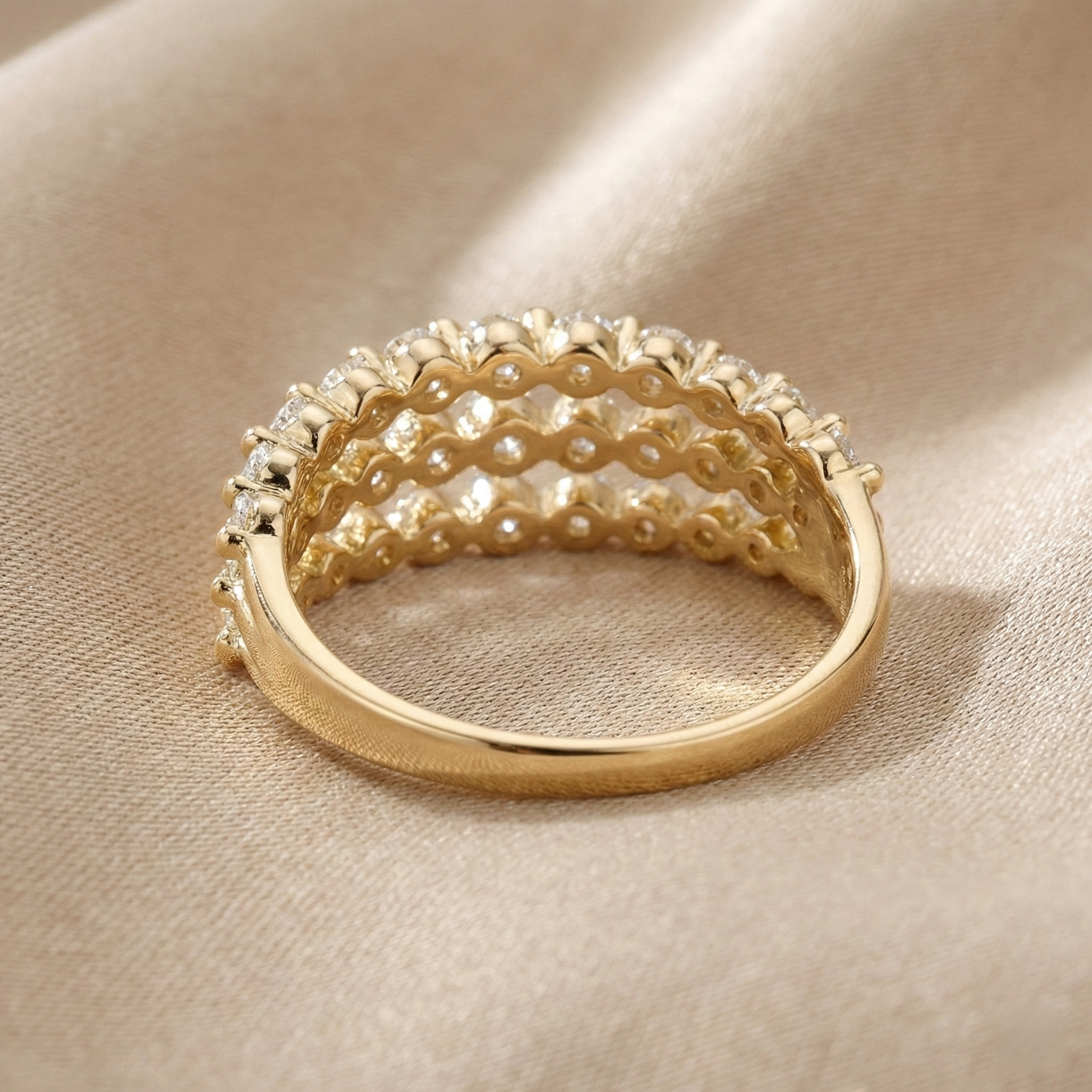 Bague Luna en or avec pierre précieuse, bracelet en argent avec motif lunaire, bijou élégant de la marque Opaline Paris.