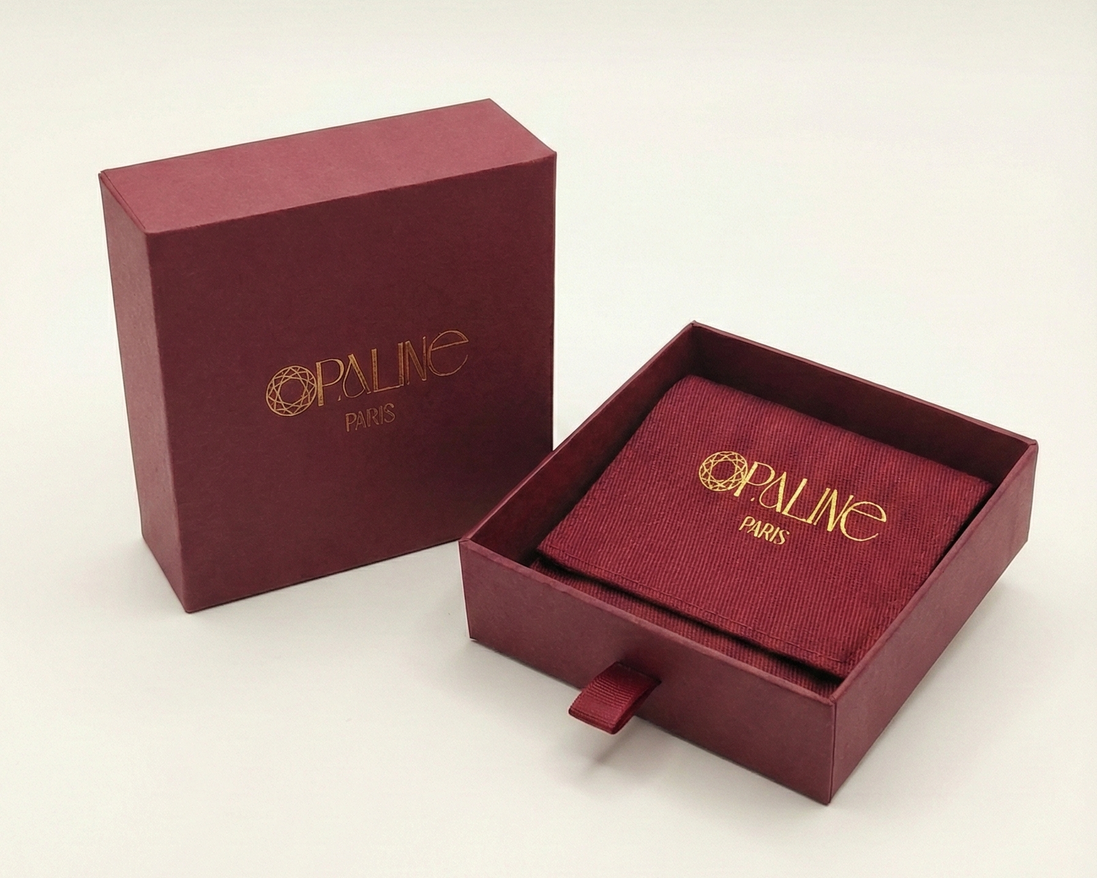 Bague Elios en or avec pierre précieuse, façonnée par OPALINE PARIS, visible sur fond neutre.
