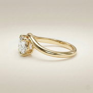 Bague Milie OPALINE PARIS en or avec pierre précieuse, vue en gros plan sur le doigt.