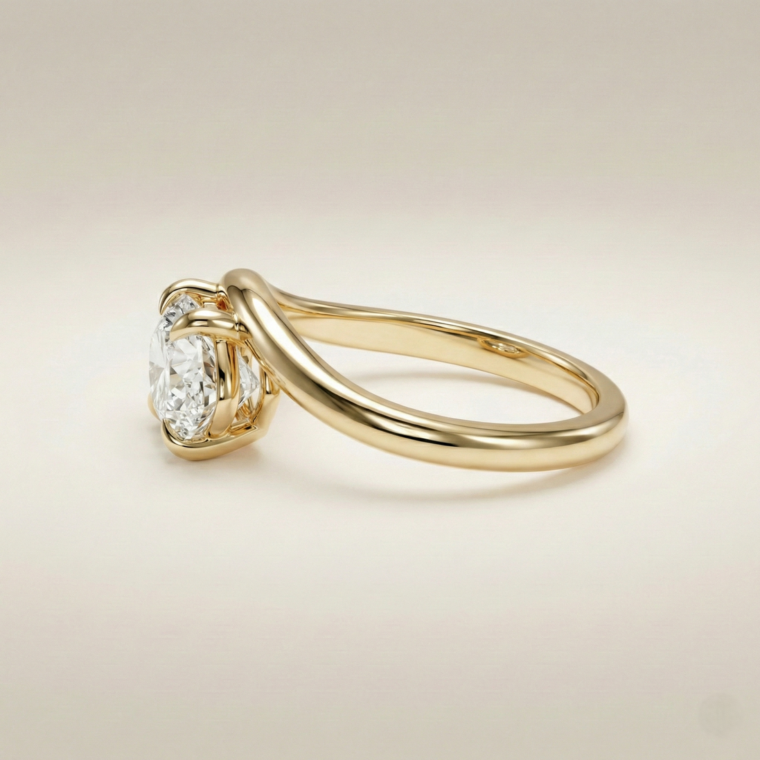 Bague Milie OPALINE PARIS en or avec pierre précieuse, vue en gros plan sur le doigt.