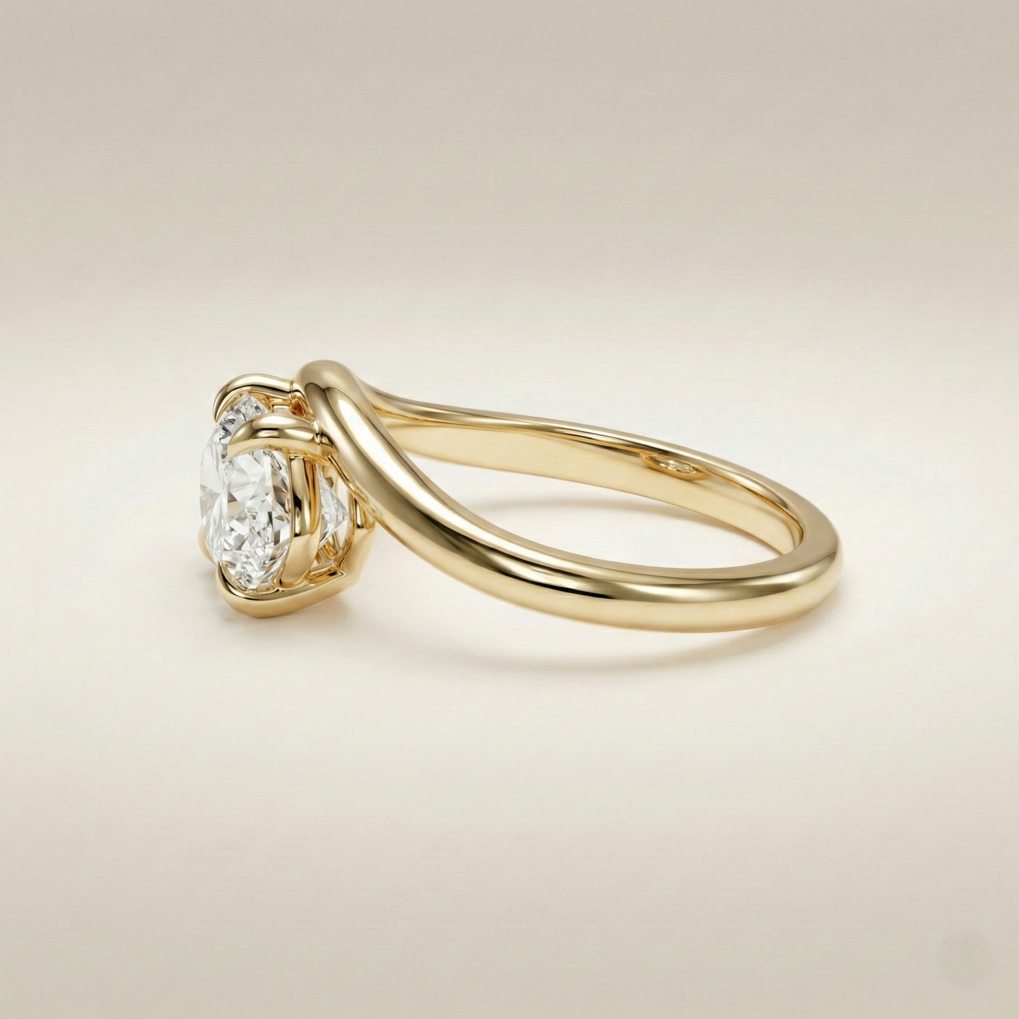 Bague Milie OPALINE PARIS en or avec pierre précieuse, vue en gros plan sur le doigt.