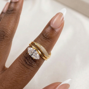 Bague Milie en or orné de pierres précieuses, bijou élégant de la marque OPALINE PARIS, vue en gros plan.