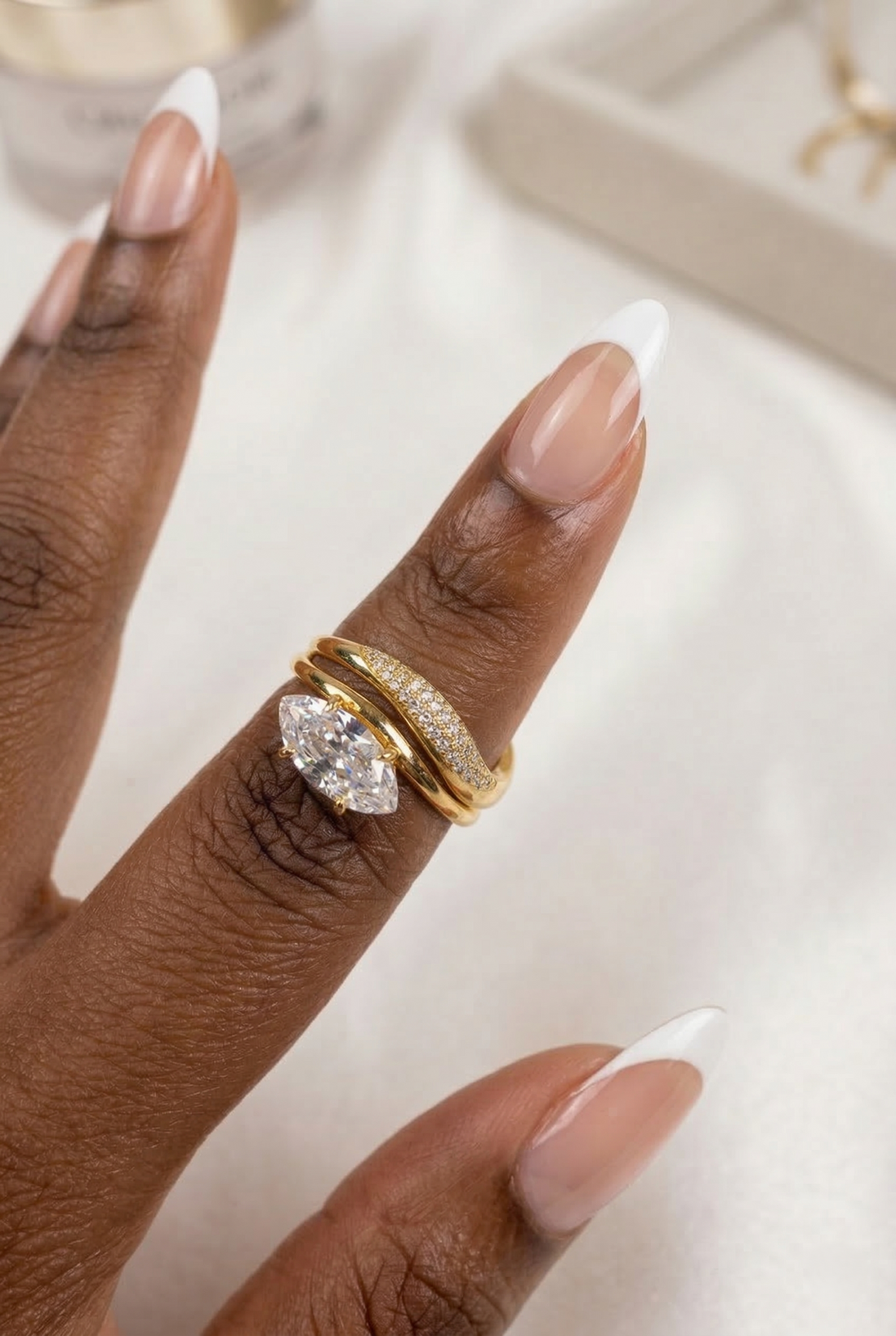 Bague Milie en or orné de pierres précieuses, bijou élégant de la marque OPALINE PARIS, vue en gros plan.