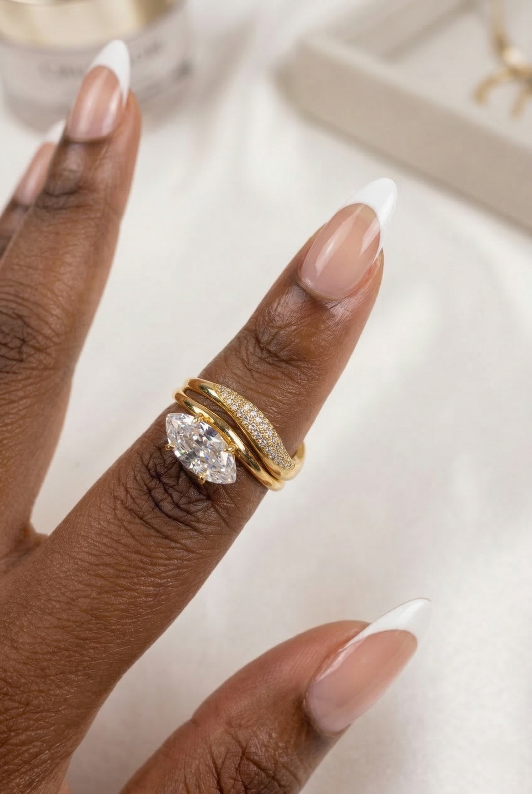 Bague Milie en or orné de pierres précieuses, bijou élégant de la marque OPALINE PARIS, vue en gros plan.