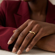 Bague Reva OPALINE PARIS en argent avec un design élégant et sophistiqué, vue de face sur fond blanc.