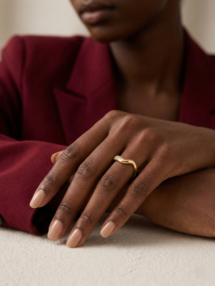 Bague Reva OPALINE PARIS en argent avec un design élégant et sophistiqué, vue de face sur fond blanc.