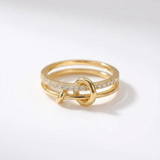 Bague Tara en or avec pierre précieuse, fabriquée par OPALINE PARIS, visible avec détails de la bague.