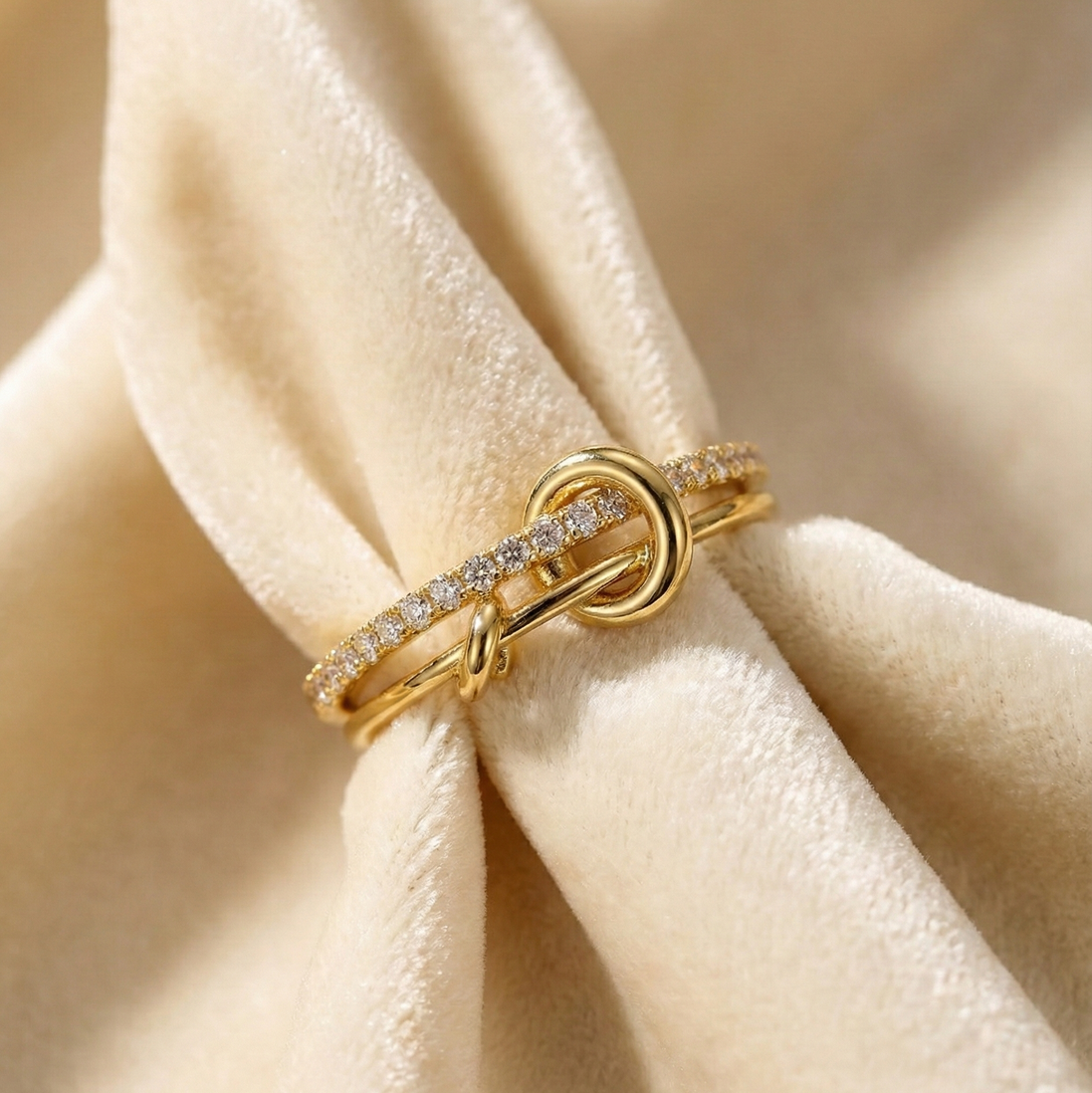 Bague Tara en or avec pierre précieuse, bijou élégant de la marque OPALINE PARIS, porté sur le doigt.
