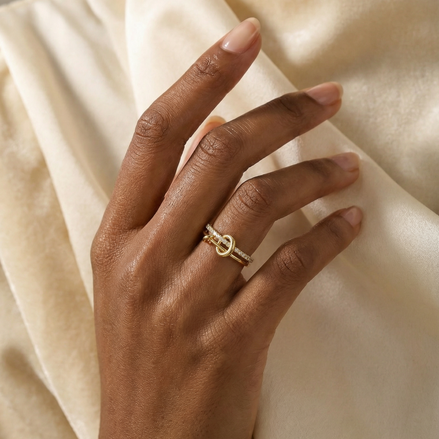 Bague Tara OPALINE PARIS en or avec pierre centrale, vue en gros plan sur le doigt.