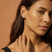 Boucles d'oreilles Lia OPALINE PARIS en or avec pendentifs délicats et détails élégants, visibles sur fond neutre.