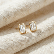 Boucles d'oreilles Lia OPALINE PARIS en or avec pierres délicates, visibles en gros plan sur un fond blanc.