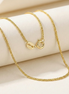 Collier Noa de OPALINE PARIS avec pendentif délicat en or et perles, porté sur un fond neutre.