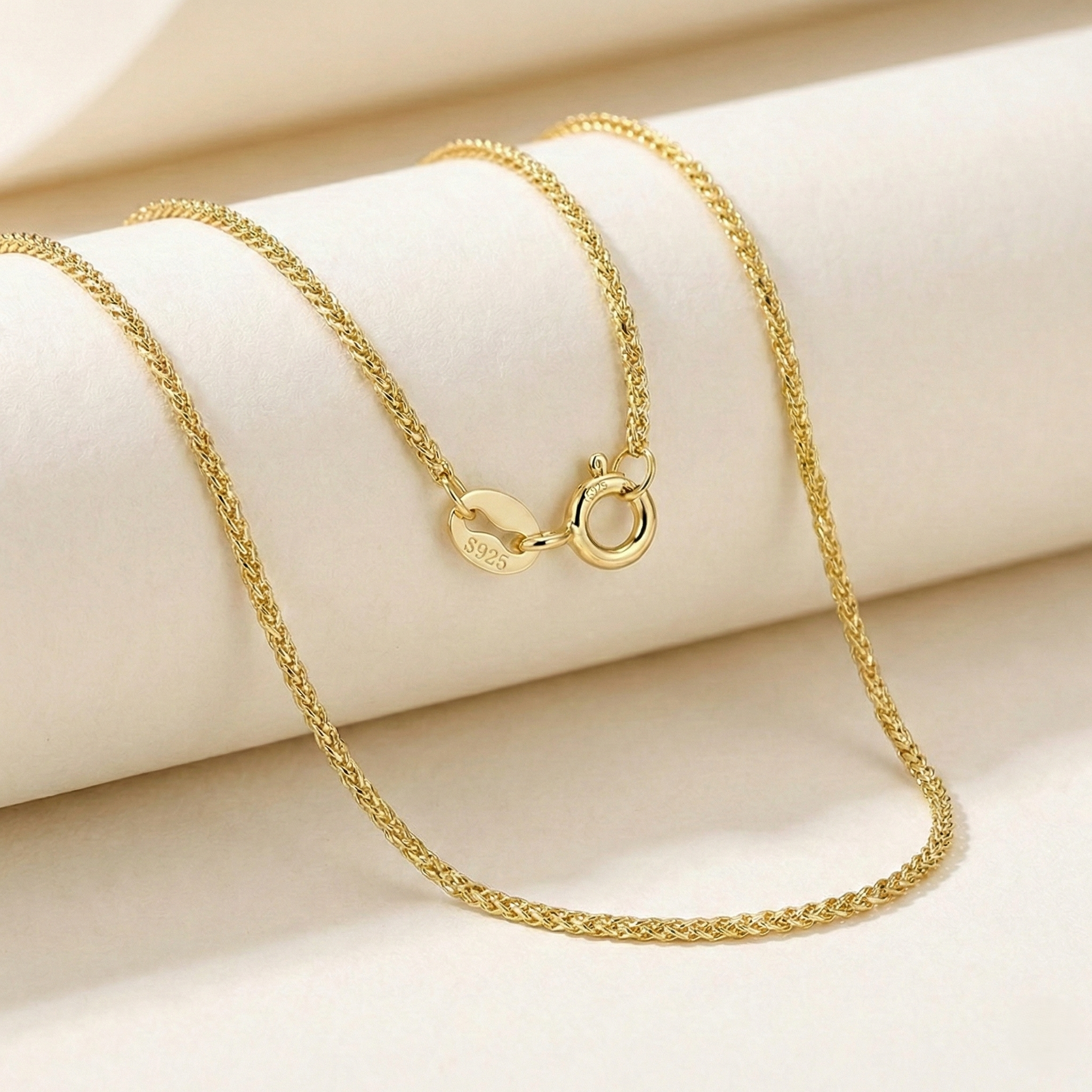 Collier Noa de OPALINE PARIS avec pendentif délicat en or et perles, porté sur un fond neutre.