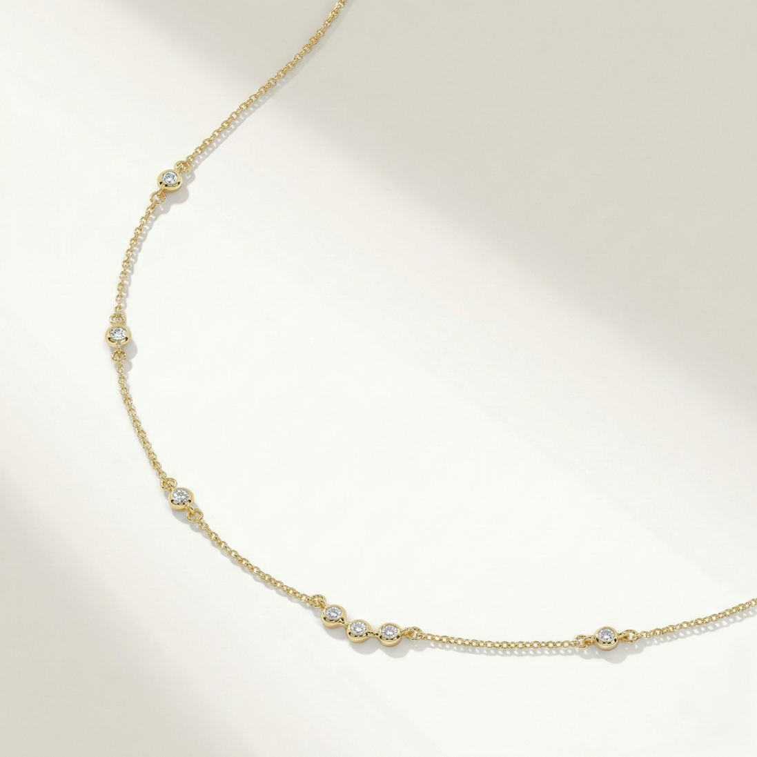 Collier Ana de OPALINE PARIS avec pendentif délicat en or et perles, posé sur un fond neutre.