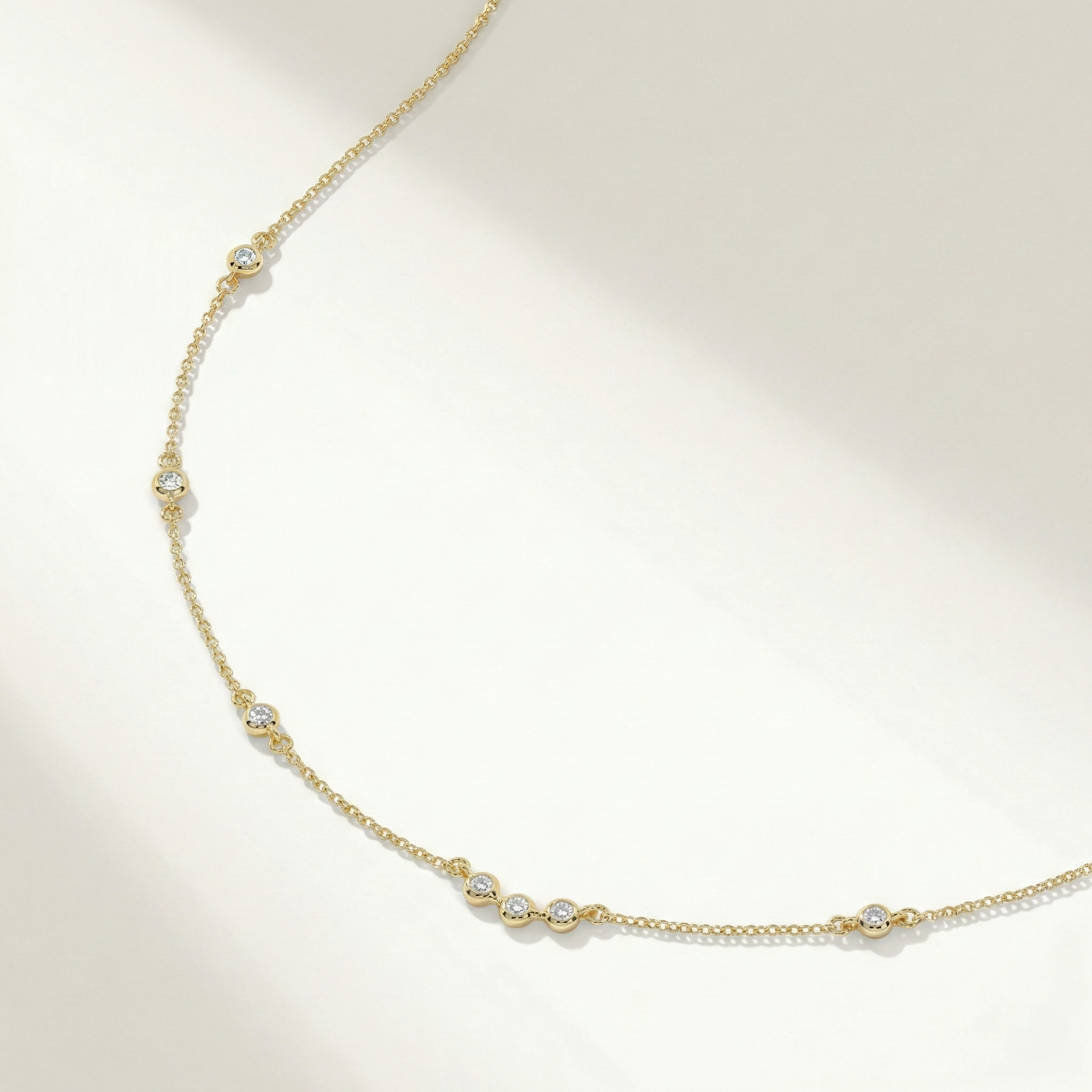 Collier Ana de OPALINE PARIS avec pendentif délicat en or et perles, posé sur un fond neutre.