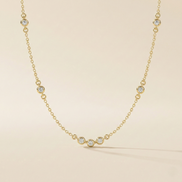 Collier Ana OPALINE PARIS en or avec pendentif délicat, porté sur un fond neutre, mettant en valeur le design élégant.