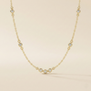 Collier Ana OPALINE PARIS en or avec pendentif délicat, porté sur un fond neutre, mettant en valeur le design élégant.