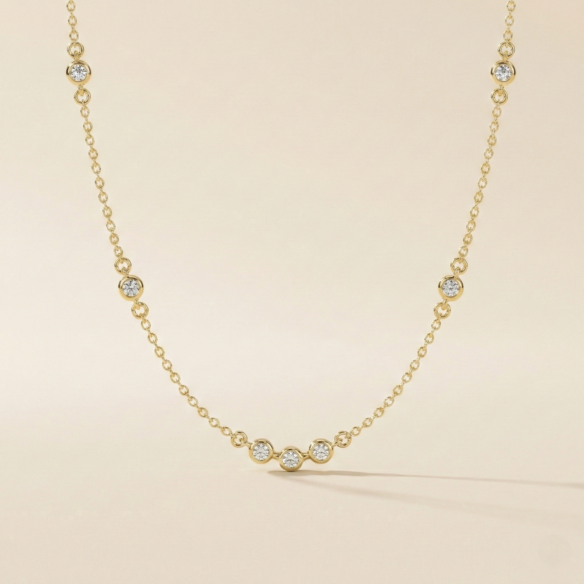 Collier Ana OPALINE PARIS en or avec pendentif délicat, porté sur un fond neutre, mettant en valeur le design élégant.