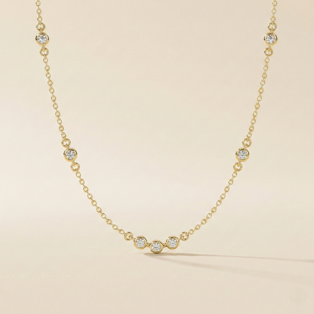 Collier Ana OPALINE PARIS en or avec pendentif délicat, porté sur un fond neutre, mettant en valeur le design élégant.