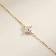 Collier Chance OPALINE PARIS avec pendentif en argent et détails élégants, porté autour du cou.